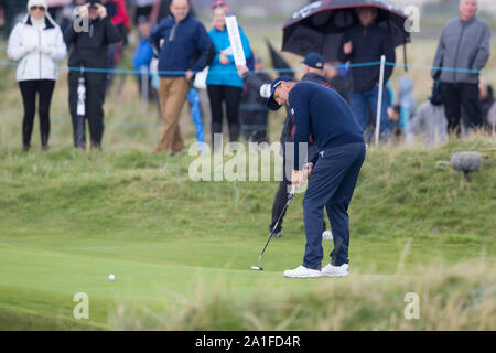 St Andrews, Écosse, Royaume-Uni. 26 Sep, 2019. Tournée européenne, Alfred Dunhill Links Championship, Premier tour ; Padraig Harrington de l'Irlande les putts sur le quatrième livre vert sur le parcours de championnat à Carnoustie Golf Links Credit : Action Plus Sport Images/Alamy Live News Banque D'Images