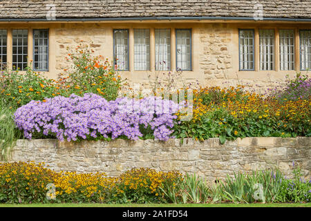 Un arrangement de fleurs dans le War Memorial Gardens en dehors de Christ Church College, Université d'Oxford, en Angleterre. Banque D'Images