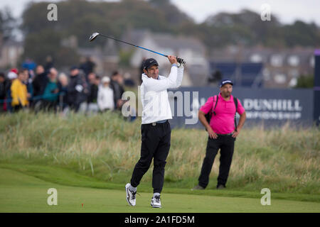 St Andrews, Écosse, Royaume-Uni. 26 Sep, 2019. Tournée européenne, Alfred Dunhill Links Championship, premier tour, l'ancien joueur international de football portugais Luis Figo joue son coup de la pièce en T sur le deuxième trou sur le parcours de championnat à Carnoustie Golf Links Credit : Action Plus Sport Images/Alamy Live News Banque D'Images