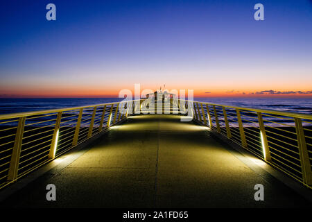 Coucher de soleil à couper le souffle dans la côte de Toscane, avec le Lido di Camaiore, Italie nouvelle jetée moderne Banque D'Images