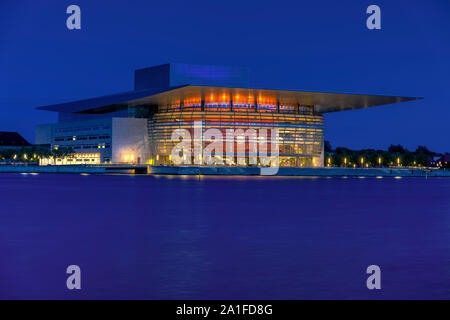 Un soir vue de l'Opéra de Copenhague sur l'île de Holmen, Copenhague, Danemark, Europe. Banque D'Images