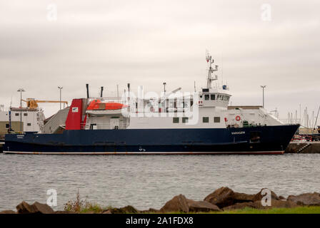 L'Orkney Ferries M.V. Le port ferry de Kirkwall Varagen amarré continentale Îles Orkney Ecosse Royaume-Uni Vue du côté tribord de 1989 bleu blanc roll on Banque D'Images