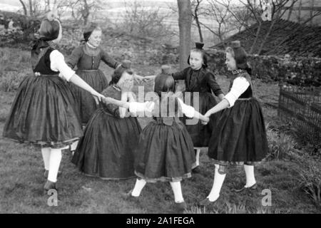 Traditionell tanzende Mädchen der Dorfjugend dans Holzburg 2011 der bei Schwalm während eines (Häschenspiel Hasenspiel), Deutschland 1938. Les filles de la danse traditionnelle pour les jeunes du village en costumes traditionnels sur la Schwalm près de Holzburg pendant une Hasenspiel (jeu de lapin), Allemagne 1938. Banque D'Images