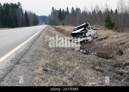 Voiture après accident grave. Total voiture endommagée en route. Copy space Banque D'Images