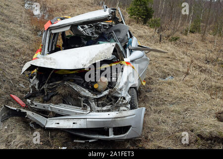Voiture après accident grave. Total voiture endommagée en route. Image horizontale à l'exemplaire de l'espace. Banque D'Images