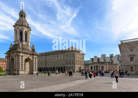 Le Campanile et l'ancienne bibliothèque du Trinity College de Dublin comme vu de la place du Parlement sur une journée ensoleillée Banque D'Images