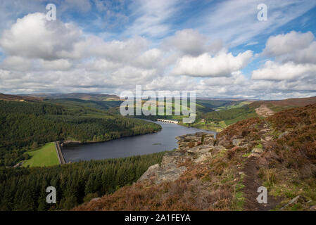 Septembre ensoleillé jour Bamford Edge dans le parc national de Peak District, Derbyshire, Angleterre. Avis de Ladybower reservoir et Ashopton viaduc. Banque D'Images