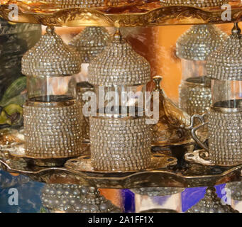 Illustration à l'aquarelle : Ensemble de petites richement décorées tasse traditionnelle turque forte de café noir Banque D'Images