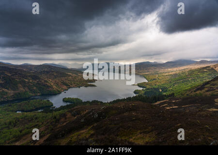 Vue aérienne de Loch Katrine dans Parc National des Pyrenees en Ecosse Banque D'Images