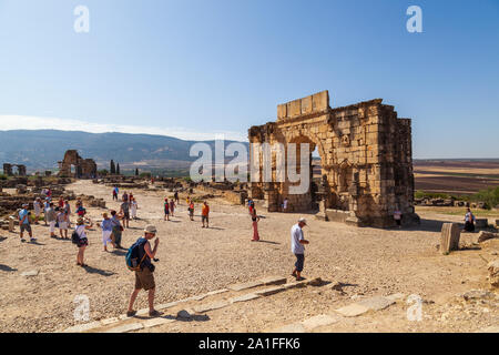 L'Arc de Triomphe consacré à l'empereur Caracalla au 3ème siècle ruines de Volubilis maroc AUPRÈS DES TOURISTES Banque D'Images