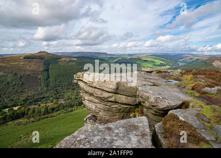 Septembre ensoleillé jour Bamford Edge dans le parc national de Peak District, Derbyshire, Angleterre. Avis de Win Hill. Banque D'Images