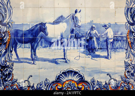 Carreaux bleus traditionnels portugais (1932). Marché de Santarém, au Portugal Banque D'Images