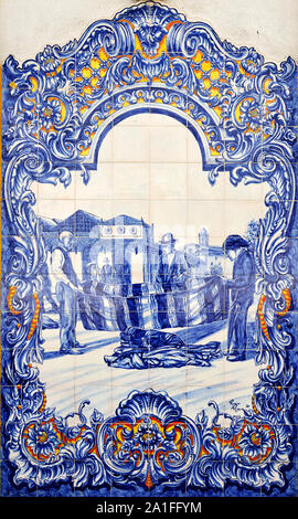 Carreaux bleus traditionnels portugais (1932). Marché de Santarém, au Portugal Banque D'Images