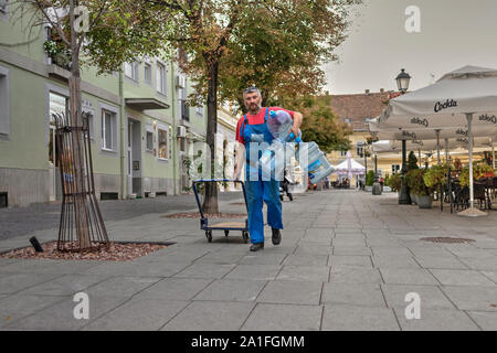 Belgrade, Serbie, 29 août 2019 : un homme avec une voiturette qui livre de l'eau à un pub local de la place du Maître à Zemun Banque D'Images