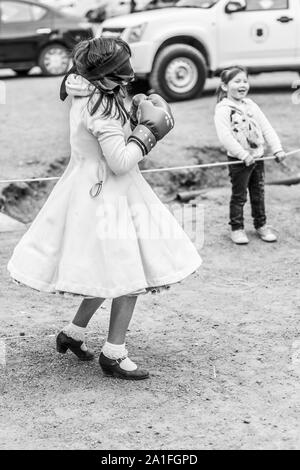 Fête des mineurs au village d'El Volcan, vallée de Cajon del Maipo, dans les Andes. Combat de boxe aveugle pour les enfants, un événement amusant pendant la fête Banque D'Images