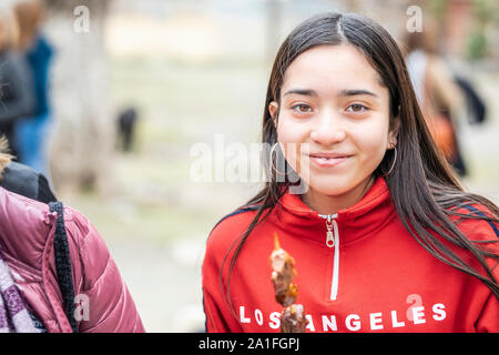 Fête des mineurs dans le village d'El Volcan, dans la vallée de Cajon del Maipo, dans les Andes. Portraits de vrais gens heureux pendant la célébration Banque D'Images