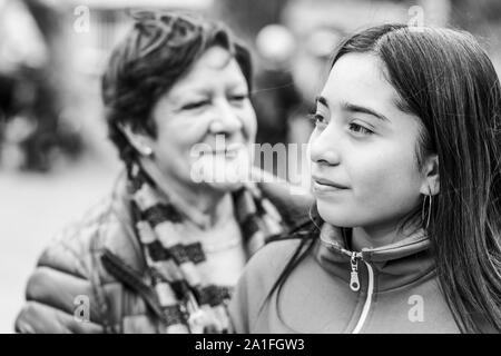 Fête des mineurs dans le village d'El Volcan, dans la vallée de Cajon del Maipo, dans les Andes. Portraits de vrais gens heureux pendant la célébration Banque D'Images