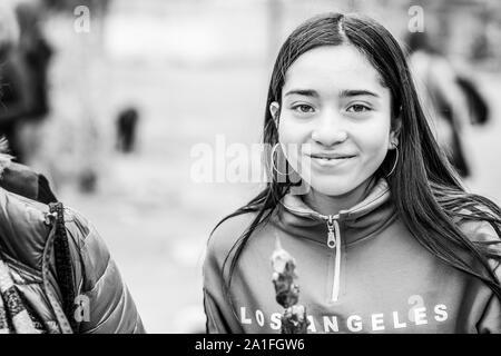 Fête des mineurs dans le village d'El Volcan, dans la vallée de Cajon del Maipo, dans les Andes. Portraits de vrais gens heureux pendant la célébration Banque D'Images