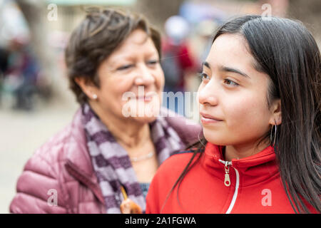 Fête des mineurs dans le village d'El Volcan, dans la vallée de Cajon del Maipo, dans les Andes. Portraits de vrais gens heureux pendant la célébration Banque D'Images