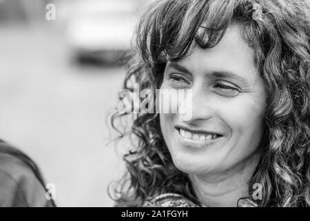 Fête des mineurs dans le village d'El Volcan, dans la vallée de Cajon del Maipo, dans les Andes. Portraits de vrais gens heureux pendant la célébration Banque D'Images