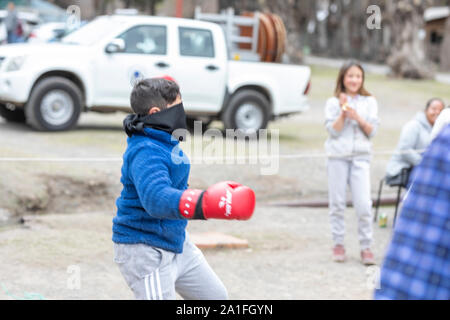 Fête des mineurs au village d'El Volcan, vallée de Cajon del Maipo, dans les Andes. Combat de boxe aveugle pour les enfants, un événement amusant pendant la fête Banque D'Images