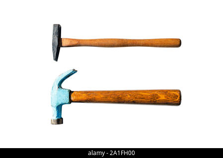 Deux petits marteaux en métal avec un manche en bois, isolé sur un fond blanc avec un chemin de détourage. Banque D'Images