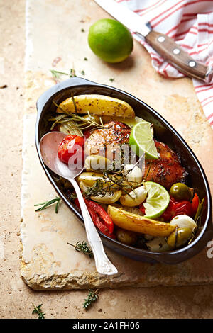 Poulet rôti au four et de légumes aux fines herbes Banque D'Images