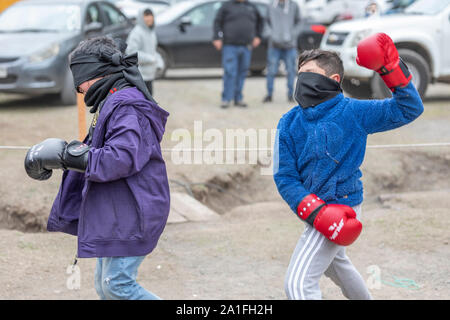 Fête des mineurs au village d'El Volcan, vallée de Cajon del Maipo, dans les Andes. Combat de boxe aveugle pour les enfants, un événement amusant pendant la fête Banque D'Images