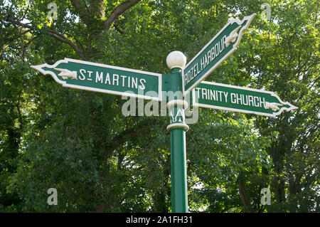 Vert traditionnel sign post, à une croisée des chemins ruraux dans le New Jersey. Les mains des endroits dans diverses directions. Les îles de la Manche. Banque D'Images