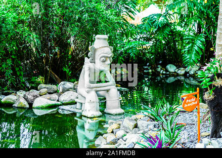 Jardin avec une statue à Punta Cana, République dominicaine. Banque D'Images