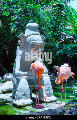 Les flamants se reposer près de une statue à Punta Cana, République dominicaine. Banque D'Images