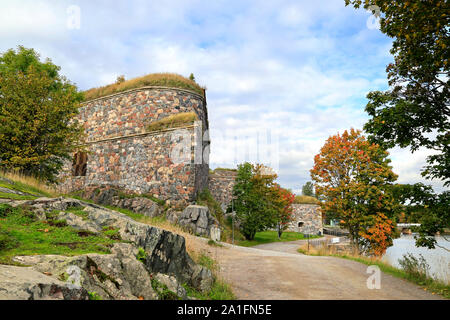 En chemin Bord de forteresse de Suomenlinna, mer habitées forteresse construite sur 8 îles près de Helsinki, Finlande. Suomenlinna est une partie du patrimoine mondial de l'UNESCO Banque D'Images