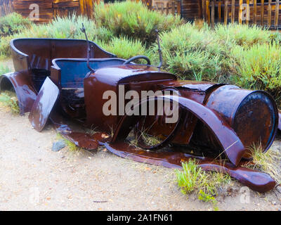 Photo d'une voiture de rouille dans une cité déserte Bodie aux ETATS UNIS Banque D'Images