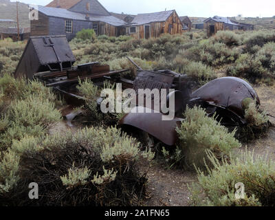 Photo d'une voiture de rouille dans une cité déserte Bodie aux ETATS UNIS Banque D'Images