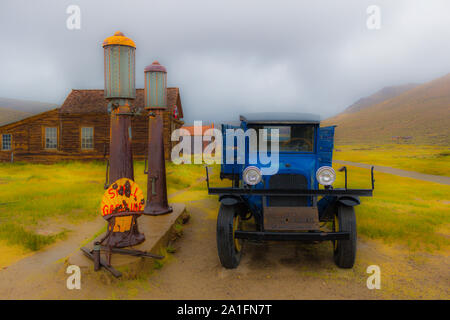 Photographie d'une vieille voiture à une station-service déserte dans Bodie aux ETATS UNIS un jour de pluie. Banque D'Images