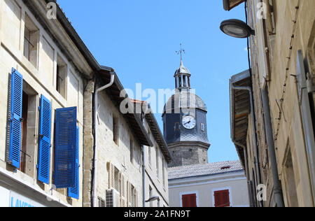 Ruelles pittoresques et tour de l'horloge de la ville de Melle dans la région de Deux Sevres dans l'ouest de la France. Banque D'Images