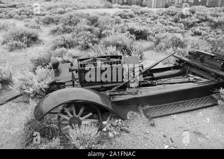 Photo en noir et blanc d'une voiture de rouille dans une cité déserte Bodie aux ETATS UNIS Banque D'Images