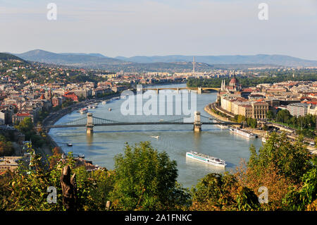 Budapest et le Danube vu de la citadelle de la colline Gellert. Hongrie Banque D'Images