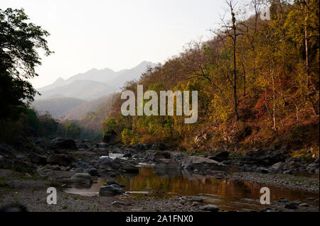 Matériel roulant flux pacifiquement par les collines boisées près de Kanda, Corbett National Park, Uttarakhand, Inde Banque D'Images