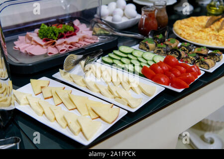 Rangées de différentes variétés de fromage frais, les sauces et les légumes. Le fromage comme le principal snack au petit déjeuner en buffet restaurant Banque D'Images