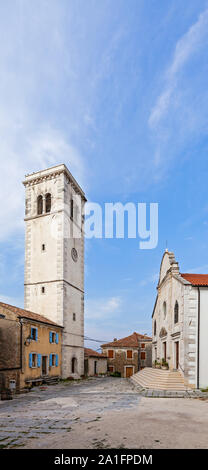 Eglise Saint George et beffroi de la ville Buzet en Croatie Banque D'Images