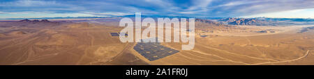 Vue aérienne d'une centrale photovoltaïque à énergie solaire sur les sables du désert d'Atacama, Chili. Durabilité et énergie verte du soleil avec Solar Banque D'Images