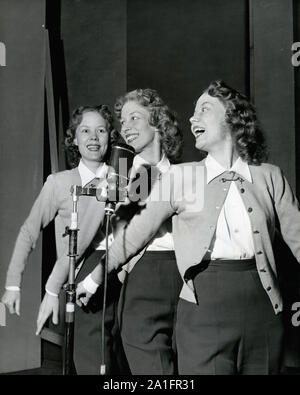 Feb 03, 1958 - Londres, Royaume-Uni - groupe de chant, le Beverley Sisters, BABS, joie, centre, et TEDDIE BEVERLEY effectuer. Le Beverley Sisters sont connus pour leur harmonisation voix et des tenues identiques. (Crédit Image : © Keystone Press Agency/Keystone USA par ZUMAPRESS.com) Banque D'Images