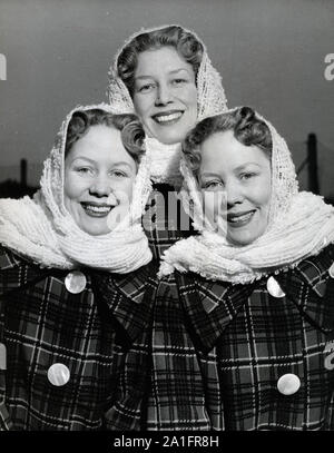 Feb 03, 1958 - Londres, Angleterre, Royaume-Uni - groupe de chant, le Beverley Sisters, BABS, joie, centre, et le port du foulard TEDDIE BEVERLEY en bonneterie et manteaux à carreaux avec de gros boutons, est connu pour ses tenues identiques et l'harmonisation des voix. (Crédit Image : © Keystone Press Agency/Keystone USA par ZUMAPRESS.com) Banque D'Images