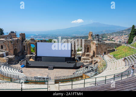 Ruines de l'ancien théâtre grec de Taormina, avec l'Etna en arrière-fond. Taormina est situé dans la province de Messine sur la côte est de la Sicile. Banque D'Images