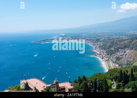 Vue aérienne de la ville de Taormina Giardini Naxos avec l'Etna en arrière-plan. Thi île de Sicile, en Italie. Banque D'Images