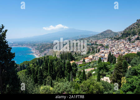 Belle vue depuis Taormina, Sicile, Italie à l'Etna et magnifique baie de Villagonia. La fumée s'échappe du cratère du volcan. Banque D'Images