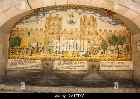 Mosaïque de l'ancien mur et entrée à Barcelone. Construit au milieu du xixe siècle par Joan Baptista Guivernau. Portaferrissa (porte de fer). Banque D'Images