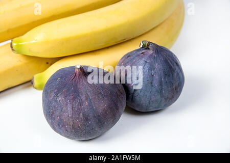 Figues et bananes, de beaux fruits, bananes, figues violettes, close-up, les vitamines concept, végétaliens, une saine alimentation, Banque D'Images