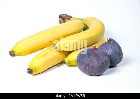 Figues et bananes, de beaux fruits, bananes, figues violettes, close-up, les vitamines concept, végétaliens, une saine alimentation, Banque D'Images